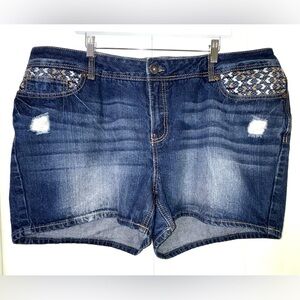 Reign plus size embroidered pocket jean shorts. Size 24